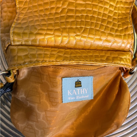 ✨ Kathy Van Zeeland Gold Croc-Embossed Crossbody Bag 👜 - Picture 8 of 12